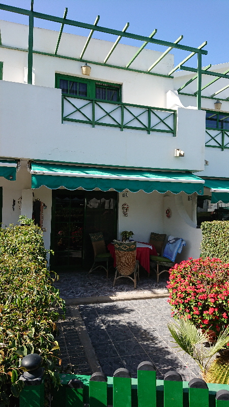 Parque Gaviota – Terrasse mit Blumen